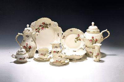 Kaffee- und Teeservice für 12 Personen, Rosenthal, Modell Moosrose, elfenbeinfarbenes reliefiertes Porzellan, Goldränder, 2 Kaffeekannen, eine ...