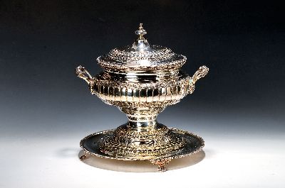 Großer Tafelaufsatz, Portugal, 20. Jh., Metall versilbert, Empirestil, H. ca. 36cm, D. Unterteller ca. 36cm