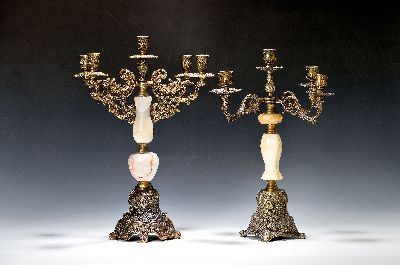 Zwei Kerzenleuchter, Historismus, um 1980, Metallmonturen, Onyxstiel, je 5 Brennstellen, H. ca. 41.5cm bzw. 44.5cm