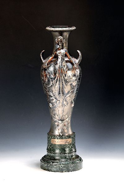 Pokalvase, Frankreich, um 1900, Jugendstil, Zinn, reliefiert mit halbplastischer Frauenfigur und Blumen, schwerer Marmorsockel mit Schild: Challenge ...