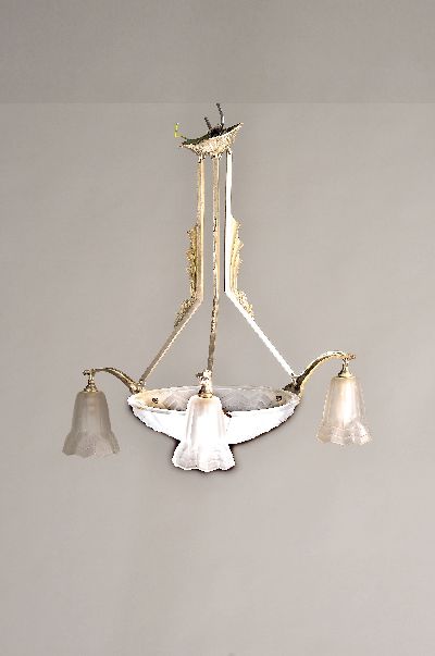 Deckenlampe, Frankreich, um 1930, Art-Deco, vernickelte Metallmontur, Schale und Glocken mattiertes Pressglas, signiert Degué, H. ca. 70cm, D. ca. ...