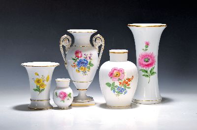 5 Ziervasen mit Blumenmalerei, Meissen, 20.Jh., Porzellan, 2.Wahl: Trichtervase, Pfeiffer-Zeit H. 24cm, Amphorenvase H. 23cm, kleine gebauchte Vase ...