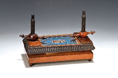 Spielkartenpresse, fortgeschrittenes 19.Jh., Holz, z.T. Palisanderfurnier, Paar Schraubstöcke, Kartusche mit Glasperlenstickerei, mit Spielkarten, ...