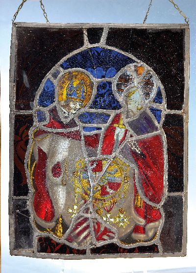 Bleiverglasung, deutsch, 19.Jh., farbiges und bemaltes Glas, Darstellung zweier Kardinäle, Wappen mit Schwertarmen und Taube, restauriert, 37x28 cm, ...