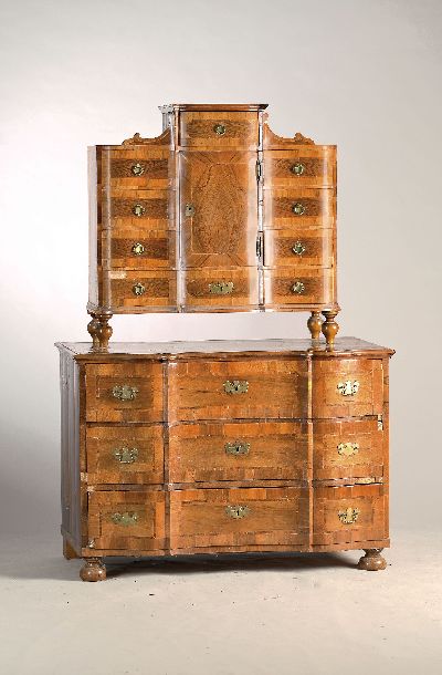 Barock Kommode mit Tabernakelaufsatz, um 1740 , Nußbaumfurnier, Unterteil mit 3 Schubladen, Fadenintarsien, Rahmenfüllungen mit Wurzelnuss, ...
