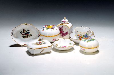 7 Porzellanstücke, Meissen, 20. Jh., Deckeldose mit Vogelmalerei, 4 x 9 x 6.5 cm, 2 runde Deckeldosen mit Blumenmalerei D. 8.5/7.8 cm, Mokkatasse ...