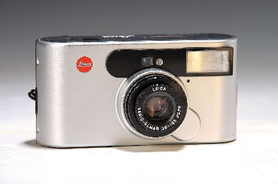 Kompaktkamera Leica C1, Bj. 1999, mit Zoomobjektiv Vario-Elmar 38-105mm 1:4-10.5. Deutliche Gebrauchsspuren. Dazu Ladegerät für CR 123 Akku. Kein ...