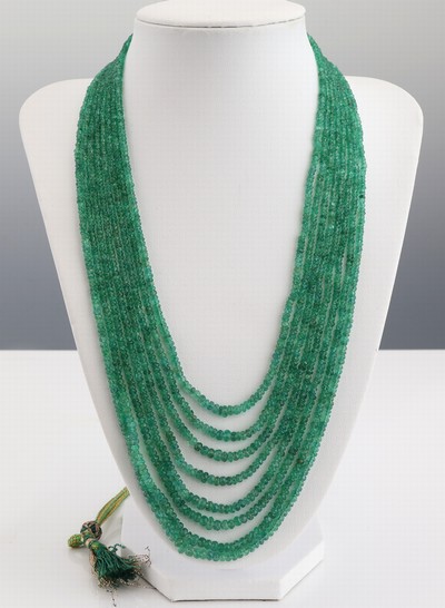 Smaragd-Collier, wohl Indien, 8-rhg., facett. Smaragde, an Seidenkordel, L. variabelbis ca. 100 cm