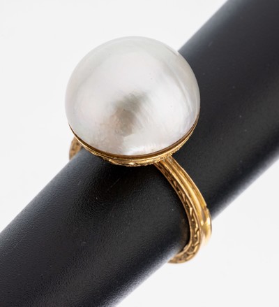 14 kt Gold Perl-Ring, GG 585/000 gepr., Fassung und Ringschiene grav., Mabeperle, D. ca. 15.2 mm, RW 54, ca. 7.0 g