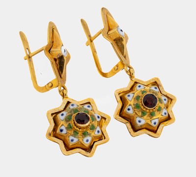 Paar 22 kt Gold Email-Granat-Ohrgehänge, GG916/000, blütenf. Abhängung mit Email in Weiß,Blau und Grün, mittig kl. Granat, L. ca. 3.5 cm, ca. ...