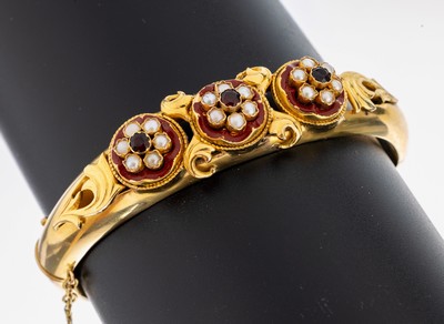 18 kt Gold Perl-Granat-Armreif, GG 750/000,kl. Halbperlen, 3 rundfacett. Granate, roter Hartlack (min. besch.), Klappscharnier, Kasten schloss mit ...