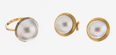 14 kt Gold Perl-Schmuckset, GG 585/000, best. aus: Paar Ohrstecker, Clipbrisuren, und 1 Ring, RW 57.5, Mabeperlen, D. ca. 13.8 bzw. 16.6 mm, ca. ...
