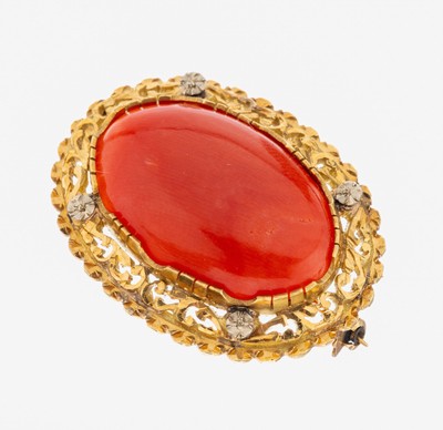 18 kt Gold Korallen-Brosche, GG 750/000, Fassung mit floraler Durchbrucharbeit und kl. aufgelegten Blüten, wohl Silber, ovaler Korallencabochon von ...