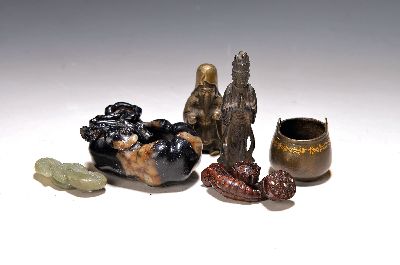 6 kleine Sammelgegenstände, Japan u. China, 19./20. Jh., u.a. Guan Yin, Bronze H. 10 cm