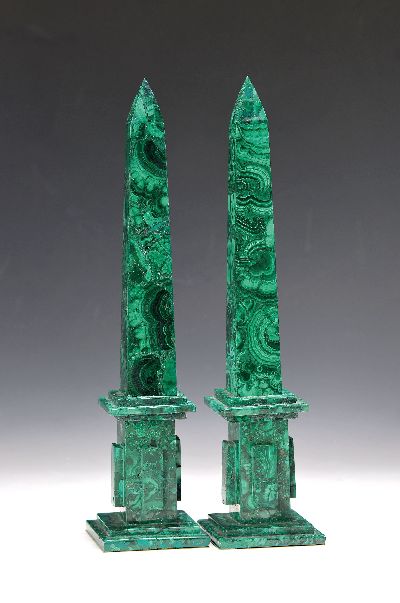 Paar Obelisken aus Malachit, neuzeitlich, H. je ca. 30cm