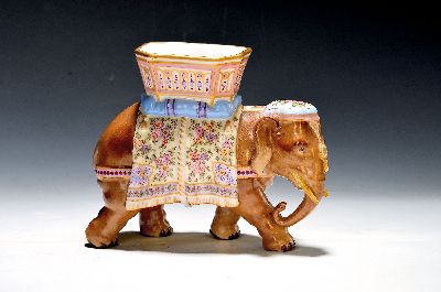 Vase in Form eines Elefanten, Frankreich, um 1900, Porzellan, bunt bemalt, Goldstaffage, H. ca. 17cm