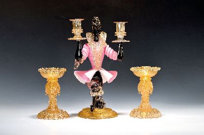 3 Kerzenleuchter, Murano Italien, 20. Jh., mundgeblasenes Glas mit eingeschmolzenem Goldpuder, ein Figurenleuchter mit zwei Brennstellen H. ca. 33cm, ...