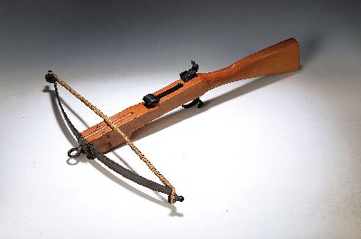 Armbrust / Bolzenschnepper Typ Bollinger, Schweiz, 20.Jh., Schaft und Kolben Nußbaum, Stahlbogen, Bolzenrinne Länge 15cm, ges. LxB 68x61 cm; dazu ...