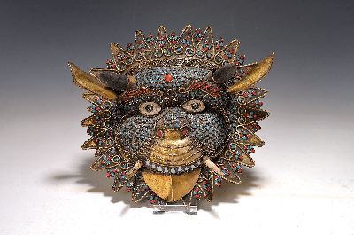 Mahakala oder Dämonenmaske, Nepal/Tibet, um 1900, Kupferblech, türkisfarbener und roter Glasschmelzdekor, D. 23 cm