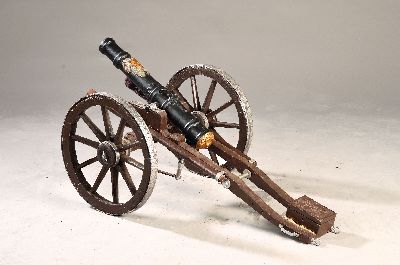 Böllerkanone auf Lafette, wohl Frankreich, 19. Jh., schwarz lackiertes Rohr; Holzlafette, diese später, mit Stahlkugeln (eine im Rohr ...