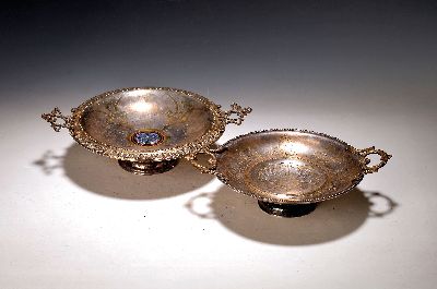 Paar Fußschalen, 19.Jh., Metall versilbert und vergoldet, Ornament- und Floraldekor, einmal mit Cloisonne Medaille im Spiegel, Doppelhenkel z.T. ...