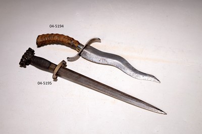 Dolch, wohl Balkan, ausgehendes 19.Jh., Stahlklinge, Bronzegriff mit doppeltem Löwenkopf und einem Paar Wappen, Griffschale aus Holz mit ...