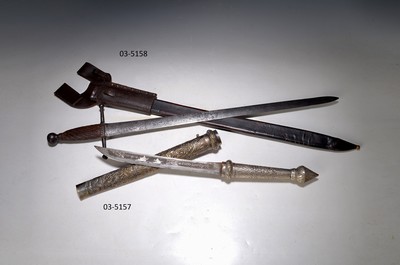 Hirschfänger, Bayern (Passau?), um 1760, Stahlklinge graviert, Dekor mit Rollwerk, Jagdszene: Hund einen Hirsch jagend, zeittyp. Parierstange, ...