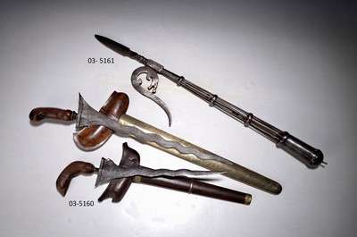 Elefantenhaken sog. Ankus, Indien, 19.Jh., Eisen, Stoßklinge, Haken in Form eines Krokodils, Gravur mit Elefanten, gitterförmiger Schaft aus 8 ...