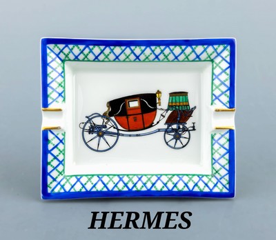 HERMES Aschenbecher, "Pferdekutsche", Porzellan mit polychromen Dekor, Darstellung einer Kutsche, Fahne Grün und Blau, Boden mit ...