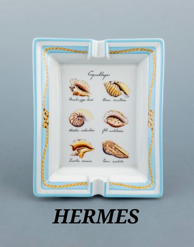 HERMES Aschenbecher "Coquillages", Porzellan mit polychromen Dekor, Darstellung verschiedener Muscheln, Fahne Hellblau mit goldf. Kordel, ...