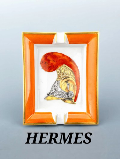 HERMES Aschenbecher, Porzellan mit polychromen Dekor, Darstellung eines franz. Kürassierhelm, Fahne Orange mit goldf. Umrandung, Boden mit orangef. ...