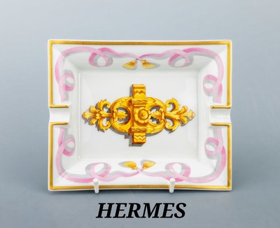 HERMES Aschenbecher, Porzellan mit polychromen Dekor, Darstellung eines goldf. Ornament mit z.T. floralem Dekor, Fahne mit rosef. Kordel mit ...