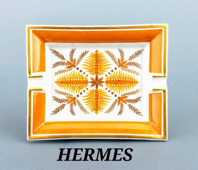 HERMES Aschenbecher, Porzellan, weißer Fond mit orange gelben, braunen und goldfarbenen Zweigen, Fahne Orange Gelb, Rand goldgehöht, Boden mit ...