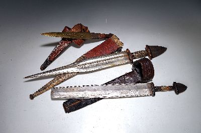 Zwei Unterarmdolche und ein Dolch, Tuareg/ Fulbe, Nordafrika, 19./20.Jh., gerade Klingen, spatenförmiger Knauf, Ledergriffe und Scheiden, z.T. mit ...