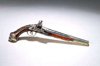 Steinschloßpistole, wohl Balkan, 19.Jh., Nußbaumschaft, Silberbeschläge, Schlossplatte unleserlich bezeichnet, Alterssp., ohne Ladestock, L. 42 cm