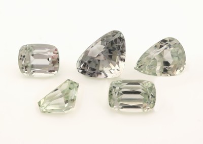 Lot 5 lose Hiddenite, zus. ca. 74.1 ct, 1 xTrillionschliff, 1 x fancy Cut, 2 x Cushion- Cut, 1 x Pear Cut, versch. Größen