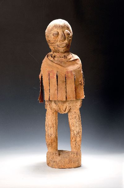Ahnenfigur, Senegal, wohl 1.H.20.Jh., Holz geschnitzt mit Flachschnitzereien, Reste von weißer Kaltbemalung, Stoffumhang, H.ca. 76 cm, altersbed. ...