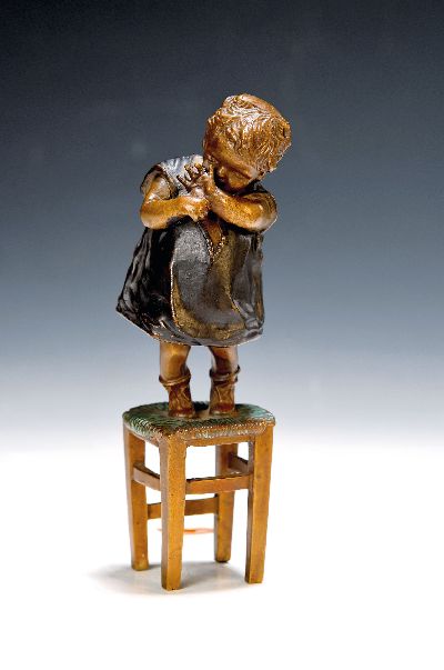 Bronzeskulptur eines Kindes auf Hocker stehend, 20. Jh., in der Art von Juan Clara Ayats, H.ca. 19 cm