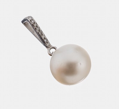 18 kt Gold Perl-Brillant-Anhänger, WG 750/000, weiße Südseezuchtperle, D. ca. 14.1 mm, nat. Merkmale, Öse mit 13 Brillanten zus. ca. 0.13 ct ...