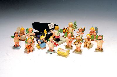 Engelskapelle, Erzgebirge, 20. Jh., 24 Figuren, Holz bunt bemalt, grüne Flügel mit je 11 weißen Punkten, H. je ca. 6 cm
