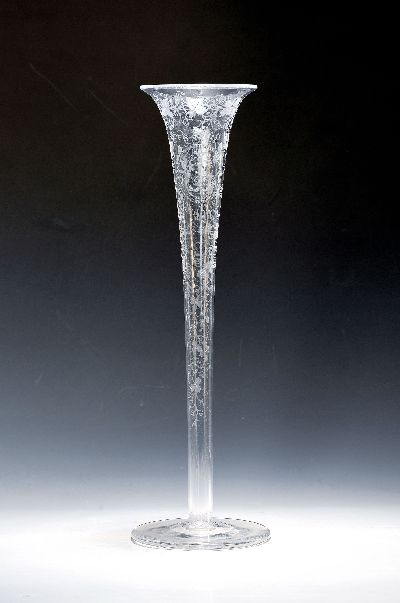 Übergroßes Flötenglas, Frankreich, dat. 6. Sept. 1900, farbloses Kristallglas, reich geschliffen mit Weinlaubdekor, Monogramm L, H. ca. 48cm