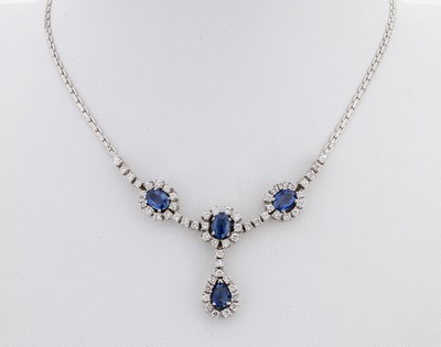 14 kt Gold Saphir-Brillant-Collier, WG 585/000, 3 ovalfacett. Saphire und facett. Saphirtropfen zus. ca. 3.30 ct, 57 Brillanten zus. ca. 1.64 ct ...