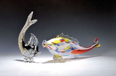 Zwei Glasskulpturen, Murano, 2.H.20.Jh., stilisierte Darst. von Fischen: 1x farbloses Glas mit beigefarbenen und schwarzen Einschmelzungen, im ...