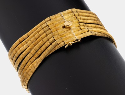 18 kt Gold Armband, GG 750/000, Oberfläche strukt., 8-rhg., L. ca. 19 cm, Kastenschloss mit Sicherheitsacht, ca. 55.4 g