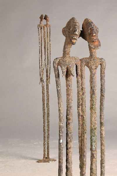 Großes Ahnenpaar/Bronzefigur, Dogon, Mali, Mitte - 2.H.20.Jh., Bronze patiniert, lang gestreckte Glieder, Köpfe zueinander geneigt, H.ca. 90 cm, ...