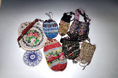 Konvolut aus 24 Perlstickereien, überwiegend Damentaschen, Anfang 20.Jh., verschiedene Farben und Formen, farbige Glasperlen, Alterssp.