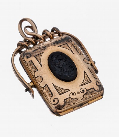 Medaillonanhänger, um 1880, Metall verg., geometrisches Dekor, mittig ovale Onyxeinlage,Intaglio eines Kriegerkopfes, aufklappbar, Platz für 2 ...