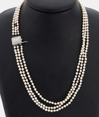 Perl-Collier mit 18 kt Gold Schließe, WG 750/000, 3-rhg. Zuchtperlen, D. ca. 3.8 mm, L.ca. 46 cm, Kastenschloss mit Sicherheitsacht, sollte neu ...