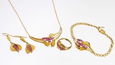 14 kt Gold Rubin-Diamant-Schmuckset, GG 585/000, abstraktes Design, best. aus: 1 Collier, L. ca. 41 cm, Steckschließe mit Sicherheitsacht, 1 ...