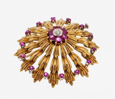 18 kt Gold Rubin-Diamant-Brosche, 1960er Jahre, GG 750/000, abstrakte Blüte, 20 rundfacett. Rubine zus. ca. 0.58 ct, 1 8/8- Diamant ca. 0.01 ct ...